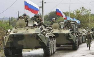 سد انسانی مقابل تانک‌های روس
